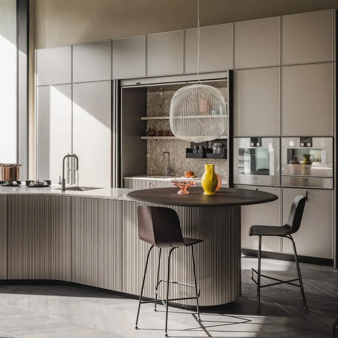Cucina moderna con isola curva e ante minimal, arredamento contemporaneo su misura